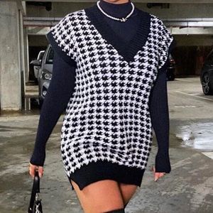 BLACK HOUNDSTOOTH KNIT VEST - HAZEL